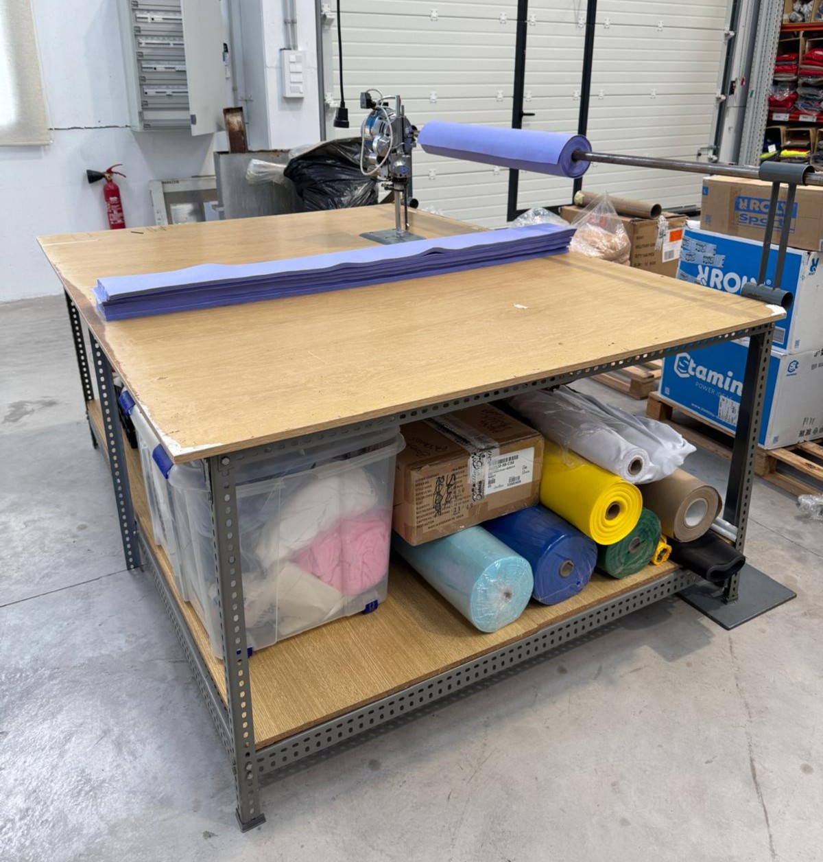 Mesa de corte del taller de costura